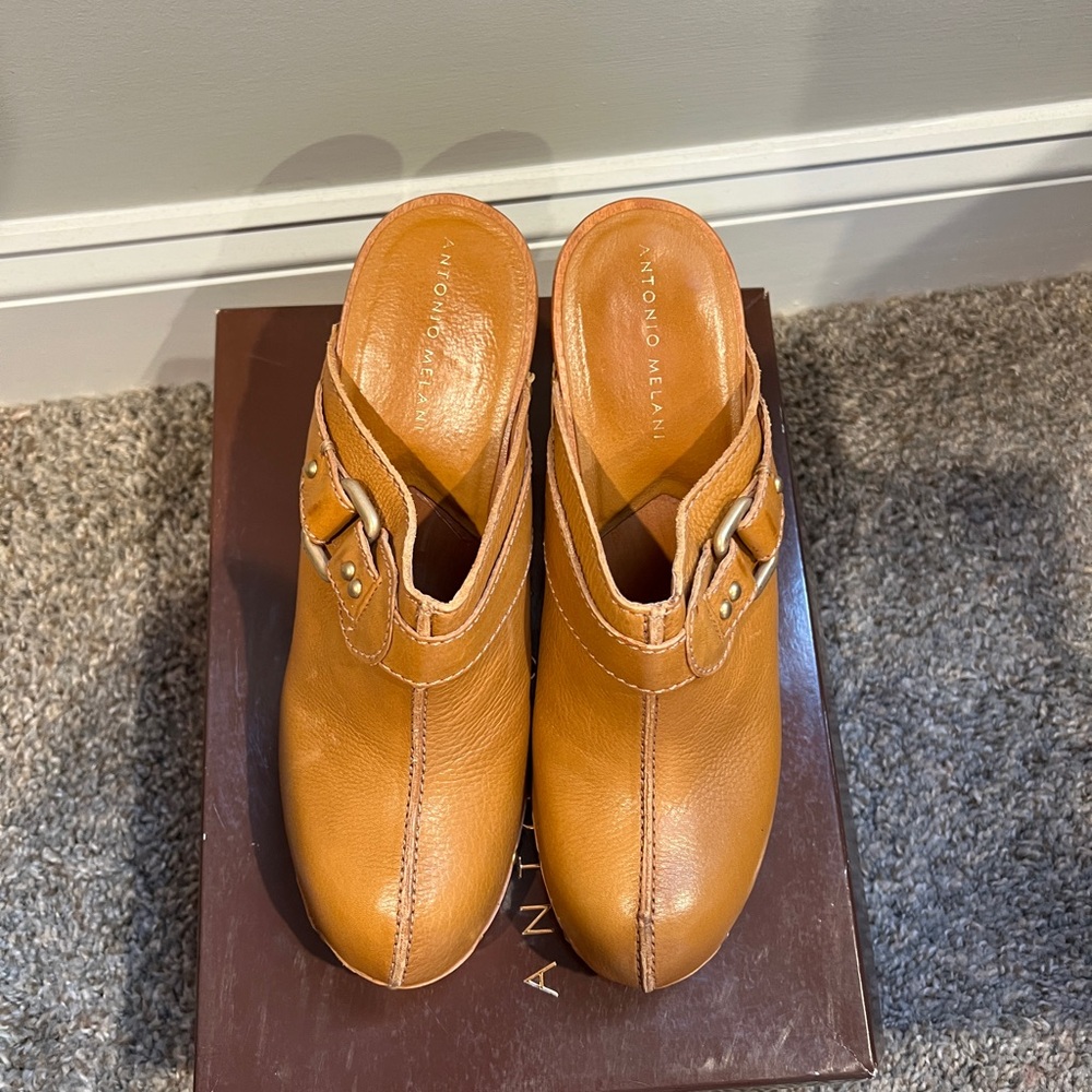 ANTONIO MELANI Tan Leather Mules
